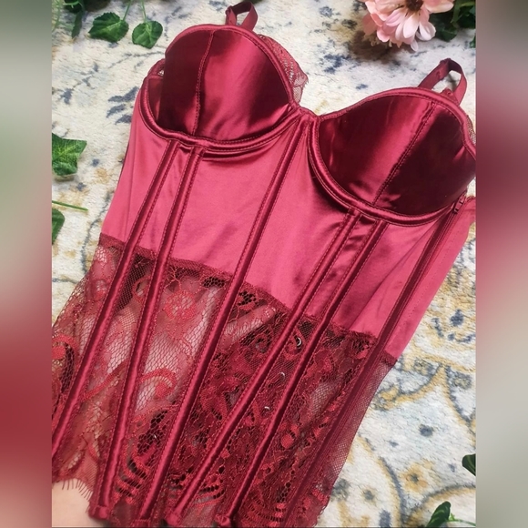Coquette crimson satin lace detailed corset top - Picture 2 of 6